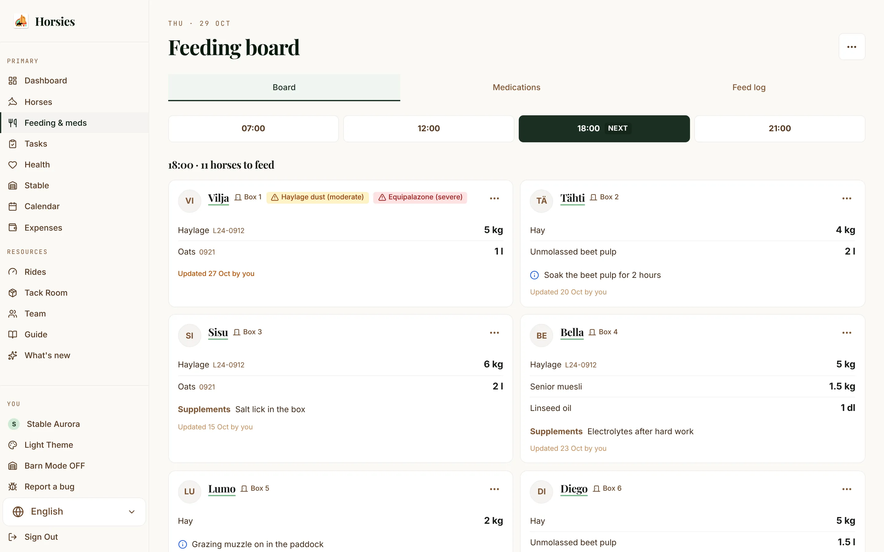 The feeding board for the 18:00 feed: a card per horse with its place, its feeds and amounts, the batch of each feed in use, and allergy warnings.